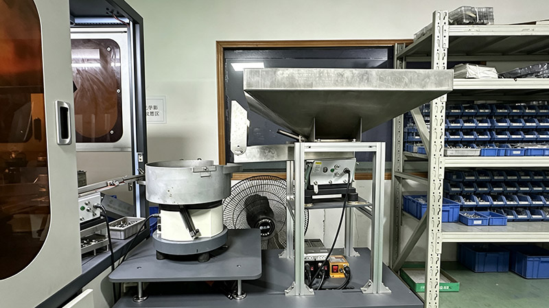 Vibratory deburring and automatic feeding